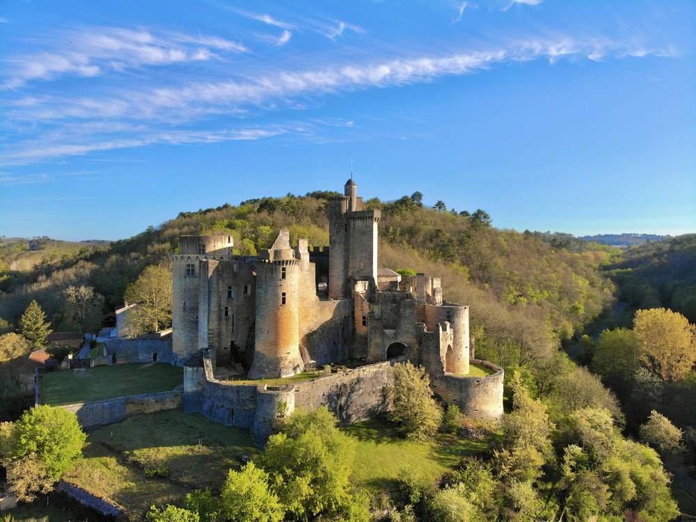 Chateau de bonaguil, bron: tourisme lot et garonne,